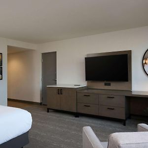 Studio One King Bed Wetbar